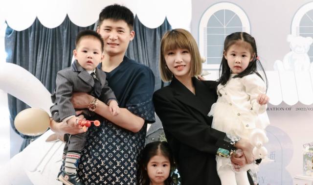 足球直播-周云妻子谈讨薪:这本就是苏宁欠我们的钱