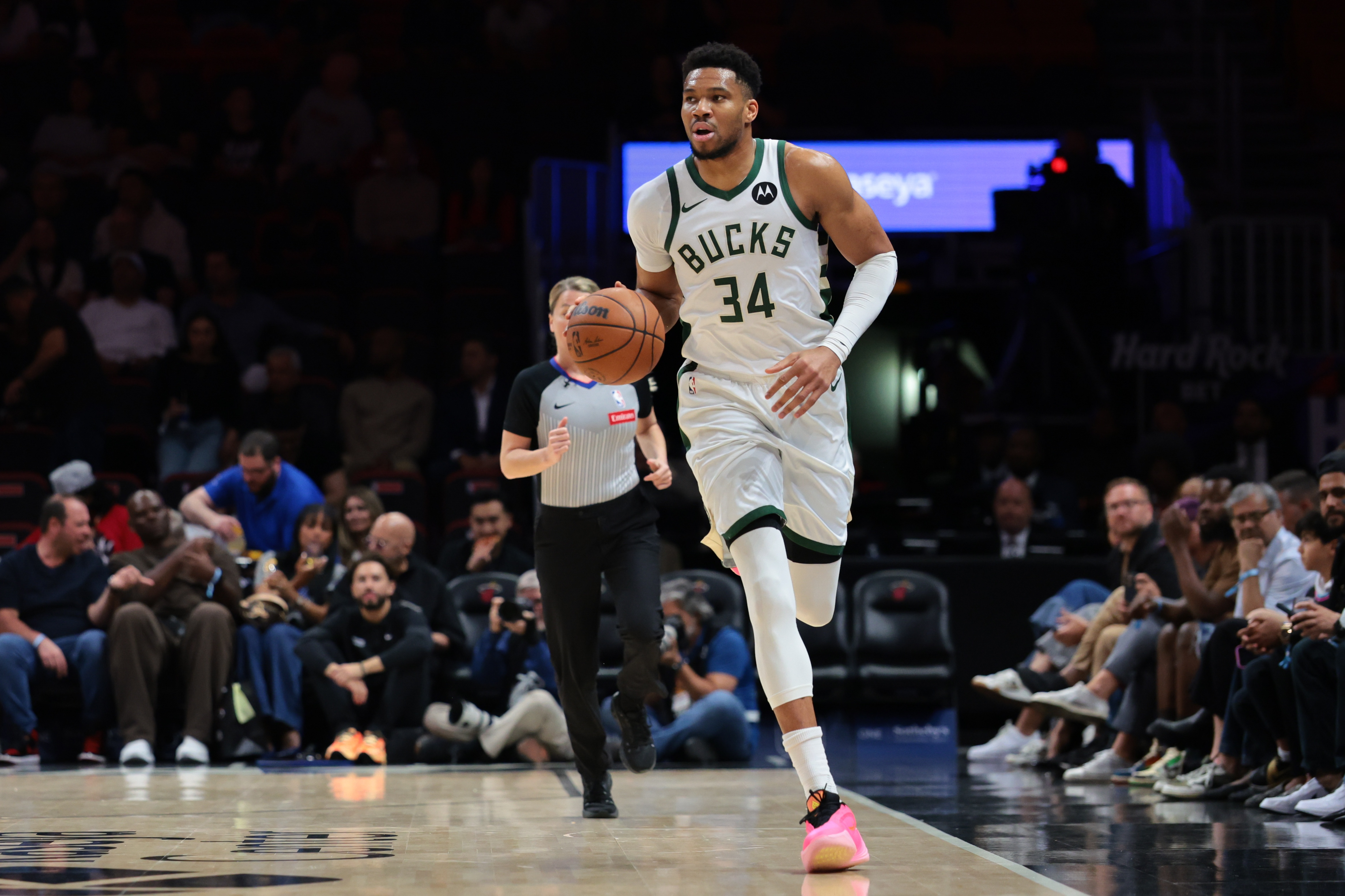 足球比分-字母哥:我不会做影像检查 我打算先回家休息看看明天感觉如何